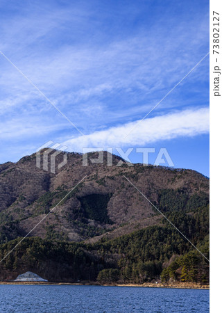 河口湖と冬空と毛無山 河口湖と冬空と毛無山 73802127