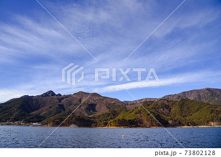 冬の空と河口湖と御坂の山並み（十二ヶ岳・毛無山） 73802128