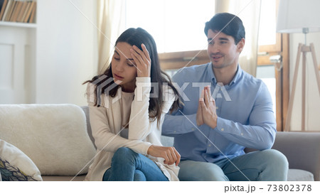 Husband asking forgiveness, making peace with offended wife after quarrel 73802378