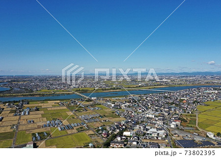 【ドローン撮影】静岡県磐田市福田漁港周辺田畑から富士山も見えます。晴天の秋11月撮影お米収穫 73802395