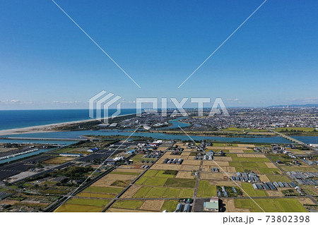 【ドローン撮影】静岡県磐田市福田漁港周辺田畑から富士山も見えます。晴天の秋11月撮影お米収穫 73802398