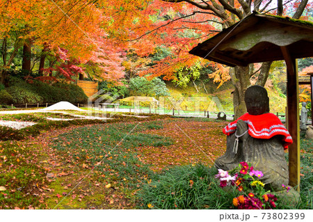お地蔵と日本庭園の秋 73802399