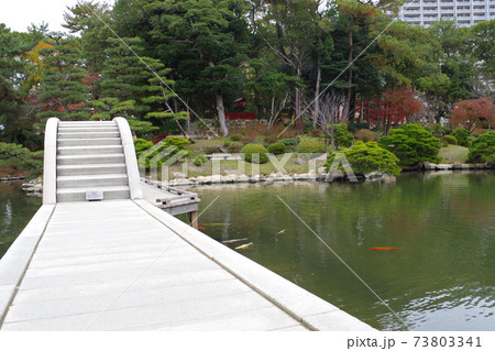 広島縮景園の跨虹橋と池の景色 73803341