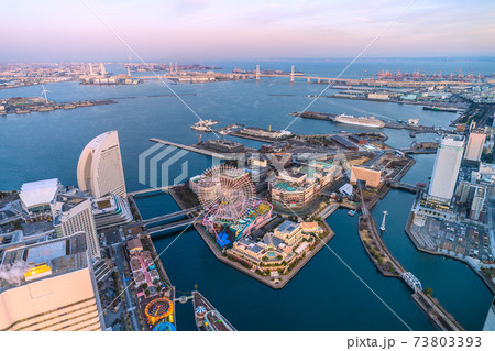 日本の横浜都市景観 横浜・みなとみらいの夕景。ロープウェイの橋脚が姿を現した(画面右) 日本の横浜都市景観 横浜・みなとみらいの夕景。ロープウェイの橋脚が姿を現した(画面右) 73803393