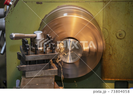 The operation of lathe machine . 73804058