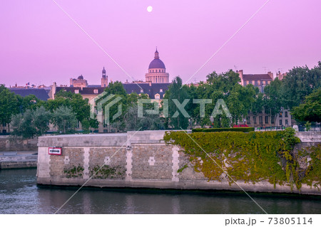 Early Morning on the Summer Shores of the Seine in Paris 73805114