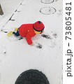 雪の上でこけた子供 73805481