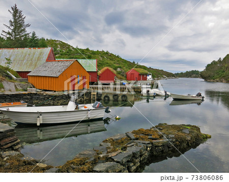色とりどりの船小屋と船着き場, ホルダラン, ノルウェー 73806086