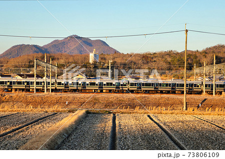 新三田電留線で帰宅ラッシュ前の出区前点検を行う207系 73806109