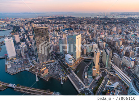 日本の横浜都市景観　横浜の街並みを望む'(夕景）。ロープウェイの橋脚などが姿を現した 73806110