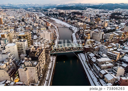 【石川県】犀川大橋と金沢市の街並み・町並み 「橋とまちと山」空撮 【石川県】犀川大橋と金沢市の街並み・町並み 「橋とまちと山」空撮 73806263
