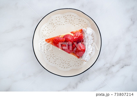 苺のタルトケーキ 73807214