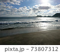 西陽と浜辺 73807312