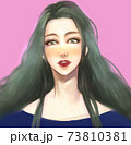 微笑む髪の長い女性 73810381