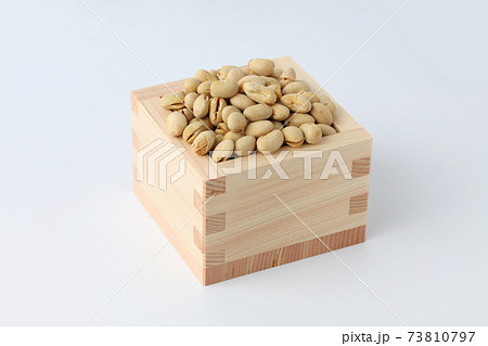 豆まき 節分の豆 大豆 白背景 73810797