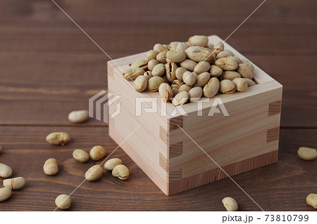 豆まき 節分の豆 大豆 木のテーブルの写真素材