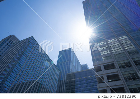 光が差し込んだオフィスビル,青,ブルー 73812290