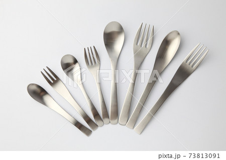 ステンレス製 スプーン フォーク カトラリー 白背景 ステンレス製 スプーン フォーク カトラリー 白背景 73813091