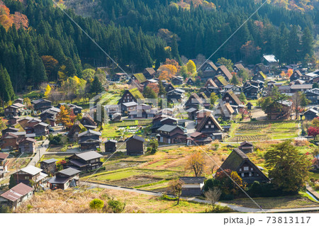【紅葉の白川郷 天守閣展望台からの合掌造り集落 】 【紅葉の白川郷 天守閣展望台からの合掌造り集落 】 73813117