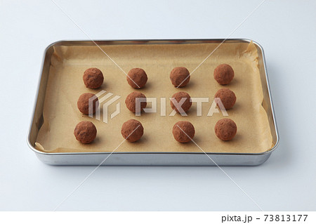 チョコレート トリュフ クッキング 白背景 チョコレート トリュフ クッキング 白背景 73813177