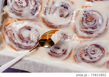 Spoon lying on delicious homemade freshly baked cinnamon rolls 73813802