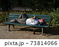 公園で昼寝するオジさん 73814066