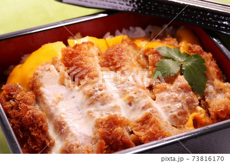 カツ重　トンカツの卵とじ　重箱入り 73816170