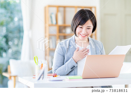 テレワークでTV会議をする若い女性 73818631