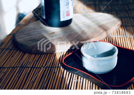 陶器のおちょこと酒瓶 73818683