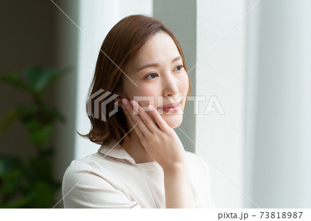 外を眺める綺麗な女性 73818987