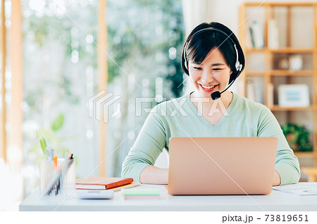 テレワークで会議する若い女性 テレワークで会議する若い女性 73819651