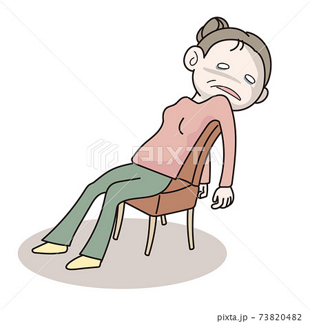 椅子にもたれた虚ろな中年女性 73820482