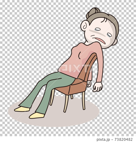 椅子にもたれた虚ろな中年女性 73820482