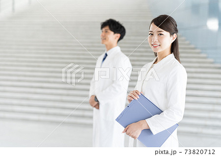 病院で働く若い薬剤師 病院で働く若い薬剤師 73820712