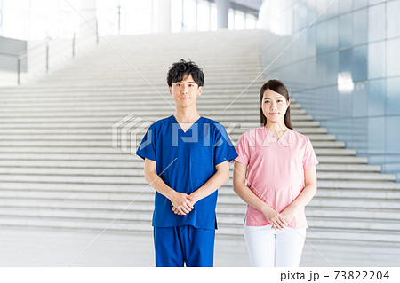 病院で働く若い医師と看護師 73822204