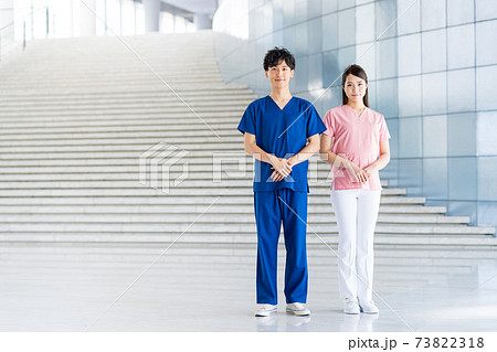 病院で働く若い医師と看護師 73822318