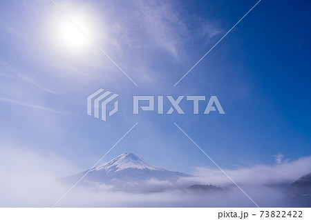 （山梨県）霧に包まれた河口湖越しに、富士山 73822422
