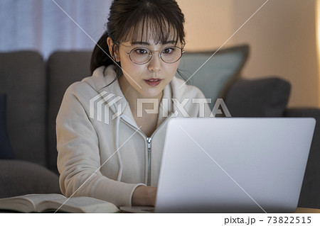 ノートパソコンの画面を見る若い女性 ノートパソコンの画面を見る若い女性 73822515