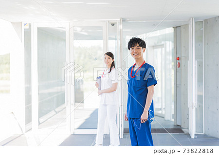 病院で働く若い医師と看護師 73822818