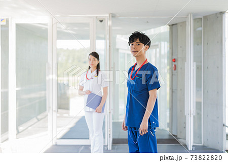 病院で働く若い医師と看護師 病院で働く若い医師と看護師 73822820