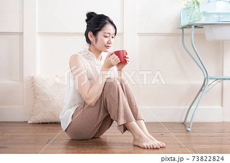 部屋でホットドリンクを飲む女性 部屋でホットドリンクを飲む女性 73822824