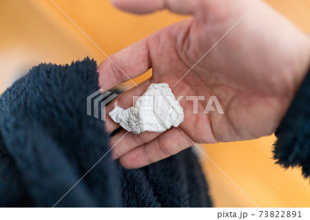 ポケットに入れっぱなしだったティッシュ 73822891