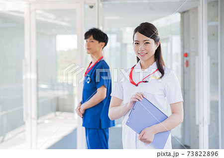 病院で働く若い看護師 73822896