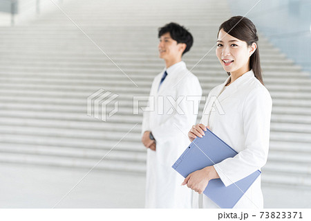 病院で働く若い薬剤師 73823371