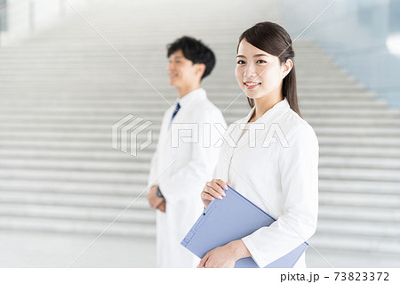 病院で働く若い薬剤師 病院で働く若い薬剤師 73823372