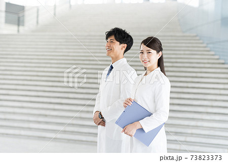 病院で働く若い薬剤師 73823373