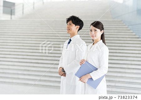 病院で働く若い薬剤師 病院で働く若い薬剤師 73823374