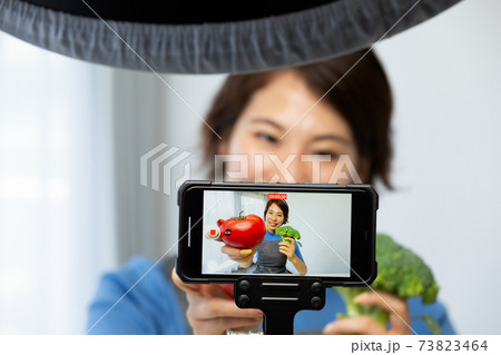 スマートフォンで動画を撮影する女性 スマートフォンで動画を撮影する女性 73823464