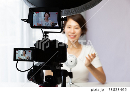一眼レフカメラで動画を撮影する女性 一眼レフカメラで動画を撮影する女性 73823466