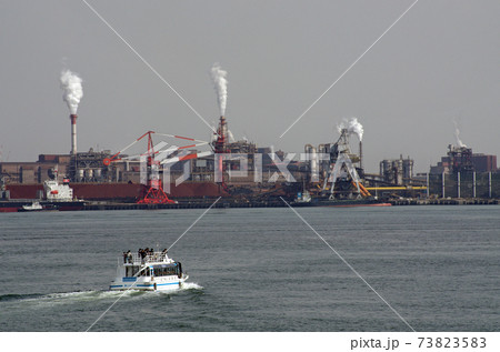名古屋港の製鉄所と遊覧に向かう船の景色 名古屋港の製鉄所と遊覧に向かう船の景色 73823583